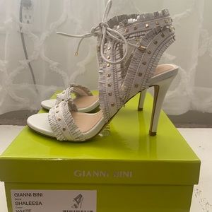 Gianni Bini 6.5 White & Gold Fringe tie heels